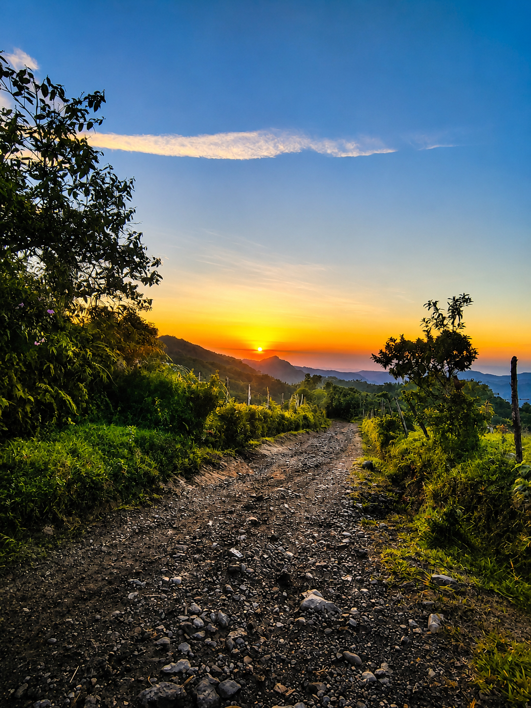 Amanecer dramático sobre las montañas del Tolima
